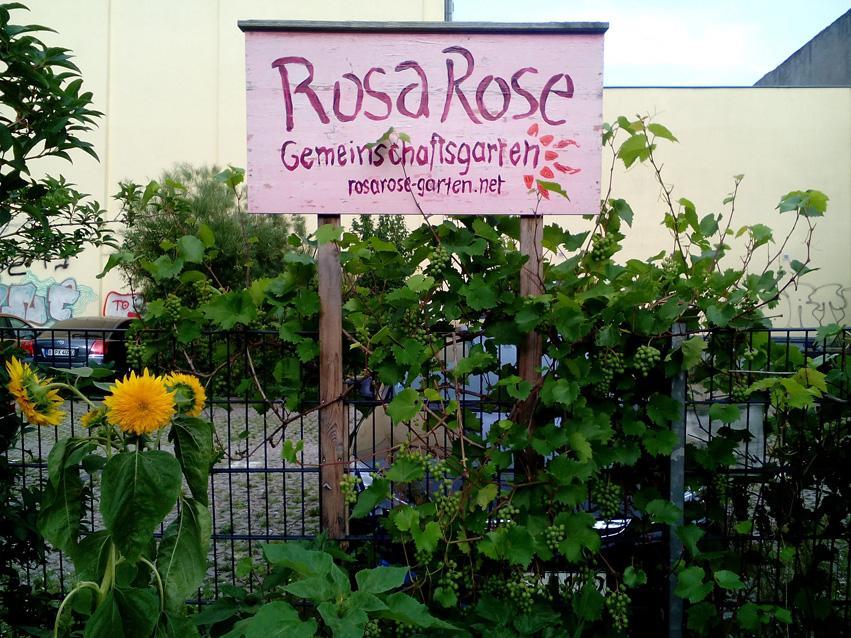 Schild am Eingang des Rosa Rose Gemeinschaftsgartens