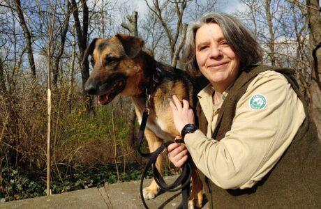 Stadtnaturrangerin Kristina mit ihrem Hund