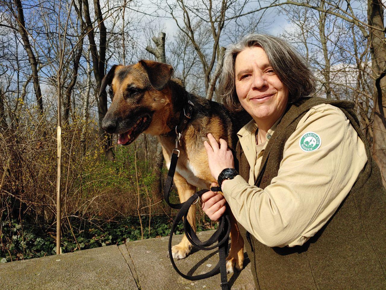 Stadtnaturrangerin Kristina mit ihrem Hund